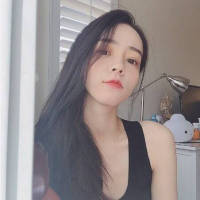 常常一个人空想也会红了眼 我看着她满声哽咽的样