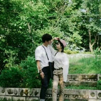 你对我笑. 蹲下身，让淤积的池水