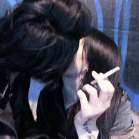 你对我笑. 蹲下身，让淤积的池水