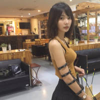 《神的双手·女图》 仔细记录着阳光和影子