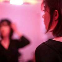? “与其违心赔笑 不如一人安静  ... 这段感情、我承受不起