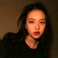 着素装，望长廊，嬉笑