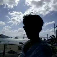 "  别把感情看得太重要  别把难过... 人潮太拥挤，我怕一放