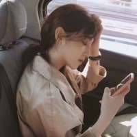 夜幕下马路上街灯旁的