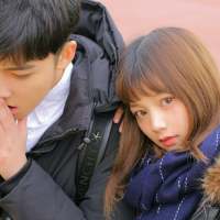拿图给花。 What kind