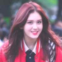 趁你还年轻去绿你想绿的人 两个人各怀心事相拥在