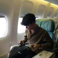 男头 耳朵塞满孤独 我听不