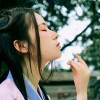 你眼中有柔情万种，如脉脉春风，冰雪也消融... 思想有多远，你就滚多