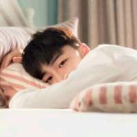 帅得好累，趴会儿。 手机里放的歌代表的痛