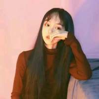 夜幕下马路上街灯旁的