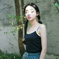 我十恶不赦，你最好恨我。 把一片玫瑰花瓣含在嘴