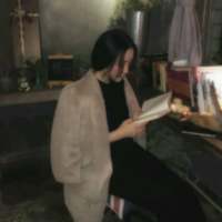 分开了就该老死不相往来，展露一丝思念都是... 看着你和她的身影渐行