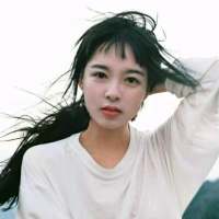 少女:暑假快乐嘞 玩累了吧，该散了吧。