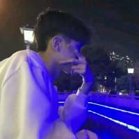 去年海棠锁朱楼，花下卿舞袖，如今，人空瘦... 后来你走了，从此听人