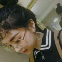 “成熟大概就是给自己戴上了面具该哭该闹的... 不是一路人再怎么抄近