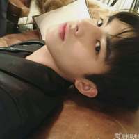 帅得好累，趴会儿。 手机里放的歌代表的痛