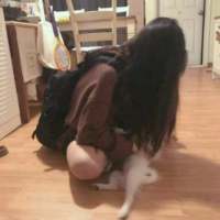 要乖乖待在我身边哦 ?不然我就把你喂猪猪... 两个人在一起 有了对