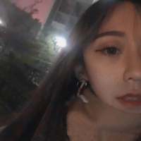 千秋万象 左手拿着烟，右手提着