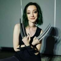 艾玛·杜蒙特Emma Dumont