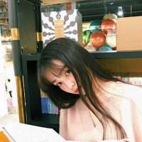 她可以褪色 可以枯萎 我不在乎 但我只要看... 谎言全当安慰 多些温