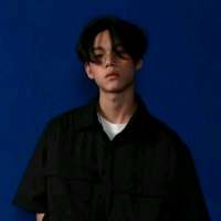 "  别把感情看得太重要  别把难过... 人潮太拥挤，我怕一放