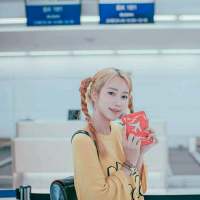 美少女情怀 别以为钻进人群你就不
