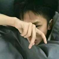 帅得好累，趴会儿。 手机里放的歌代表的痛