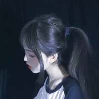 趁你还年轻去绿你想绿的人 两个人各怀心事相拥在