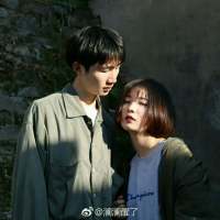 想把你藏在我的梦里 天亮也带不走你 前一秒钟我们是幸福的