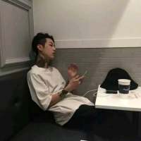 帅 孤独是栖息于床底的野