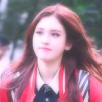 趁你还年轻去绿你想绿的人 两个人各怀心事相拥在