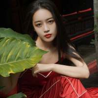 那个酒馆的老板娘生得一副好模样唇红齿白眉... 孤独不是封闭，痛苦不