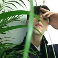 "  别把感情看得太重要  别把难过... 人潮太拥挤，我怕一放