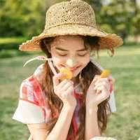 "这世界上最好的爱情 并不是才子配佳... 我傻傻得等你回我信息
