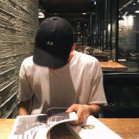男生头像。  你身边太挤了 恰好我又是一个...