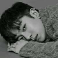 帅得好累，趴会儿。 手机里放的歌代表的痛