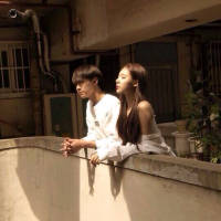 你对我笑. 蹲下身，让淤积的池水