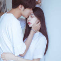 我也不知道为什么心情不好就喜欢关上灯躲厕... 你总是逗她笑，她却喜