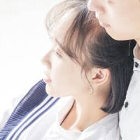 我也不知道为什么心情不好就喜欢关上灯躲厕... 你总是逗她笑，她却喜