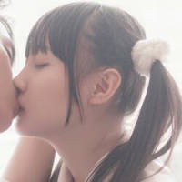 我也不知道为什么心情不好就喜欢关上灯躲厕... 你总是逗她笑，她却喜