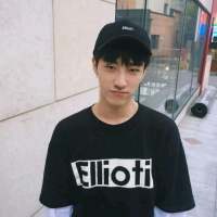 没有必要感到遗憾，不合适的人始终要分开. 我想跟你有一场从校服