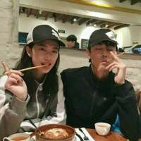 野马 勾起嘴角，浅浅微笑；