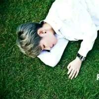 帅得好累，趴会儿。 手机里放的歌代表的痛