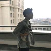 男头 嘿!那女人，别动，他