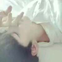 帅得好累，趴会儿。 手机里放的歌代表的痛