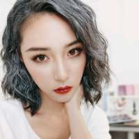她总是回忆，她总是怀