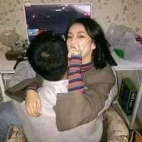 未来要跟你一起用的头像~ 你挽指作蝴蝶从窗框上