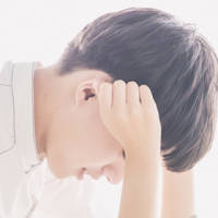 我也不知道为什么心情不好就喜欢关上灯躲厕... 你总是逗她笑，她却喜