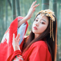 远远近近的楼窗里，灯