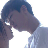 我也不知道为什么心情不好就喜欢关上灯躲厕... 你总是逗她笑，她却喜